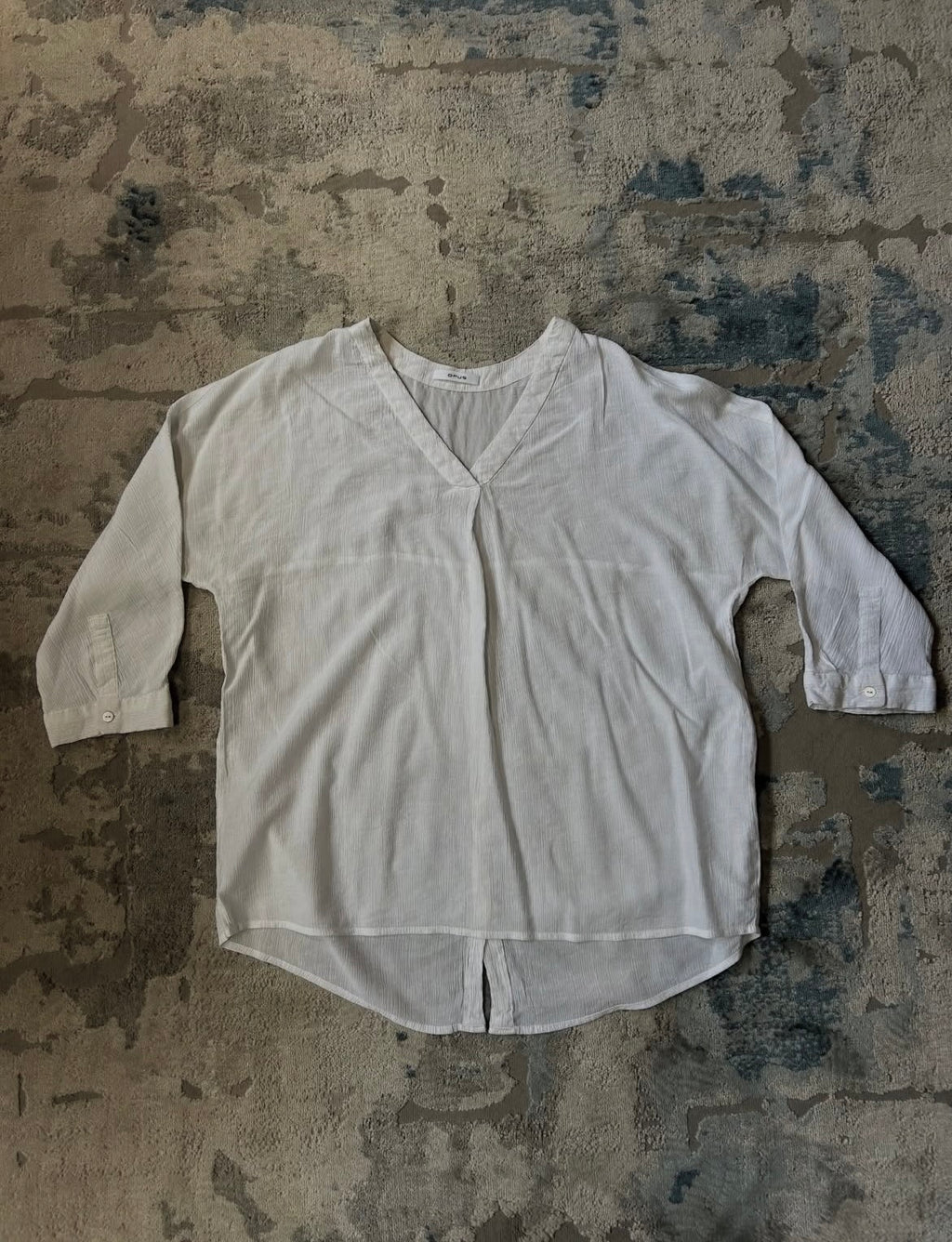 V-neck blouse with 3/4 sleeves